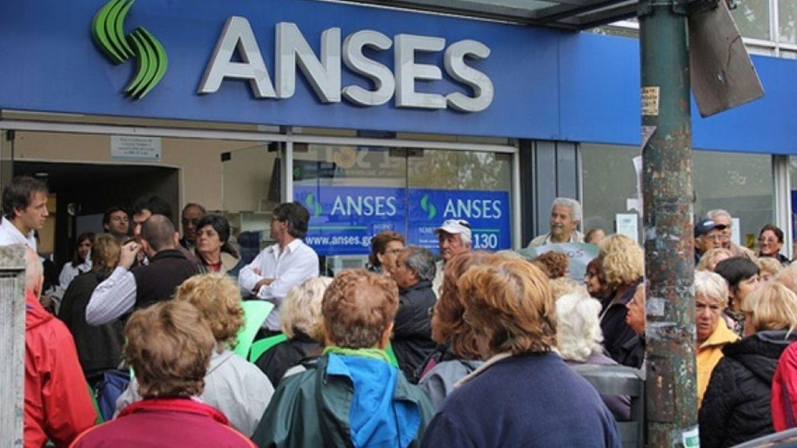 Jubilaciones y AUH de ANSES: quiénes cobran este jueves 13 de agosto