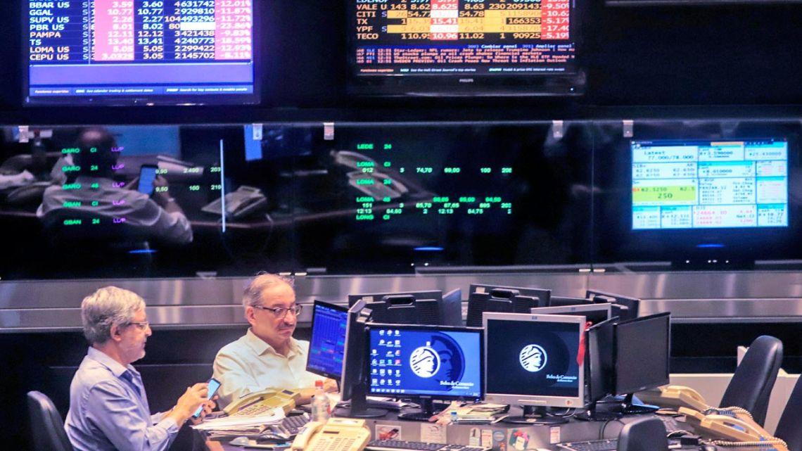 Riesgo país argentino batió su récord y bajó a 441 puntos tras el aval del FMI