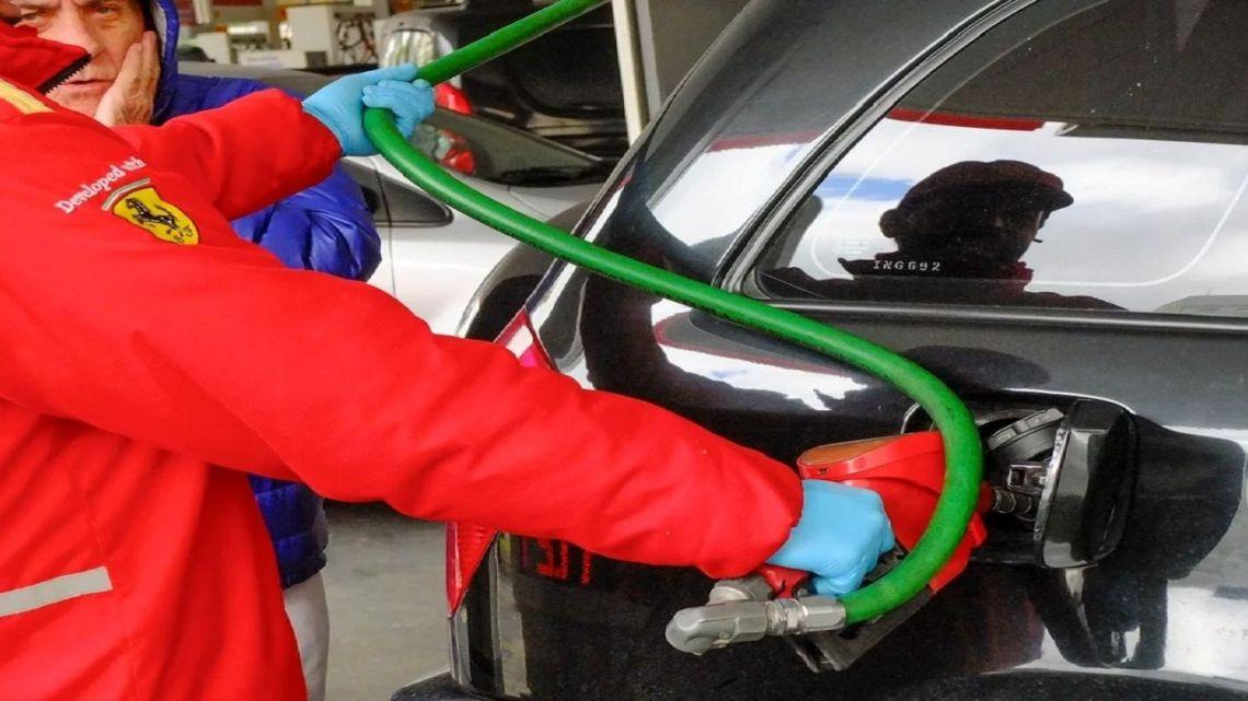 Nafta en Argentina: el consumo bajó en junio y prevén caídas de precios desde septiembre