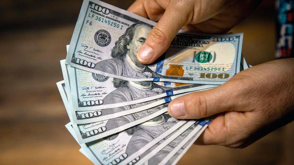 Dólar hoy: los argentinos compraron US$ 12.000 millones para ahorro