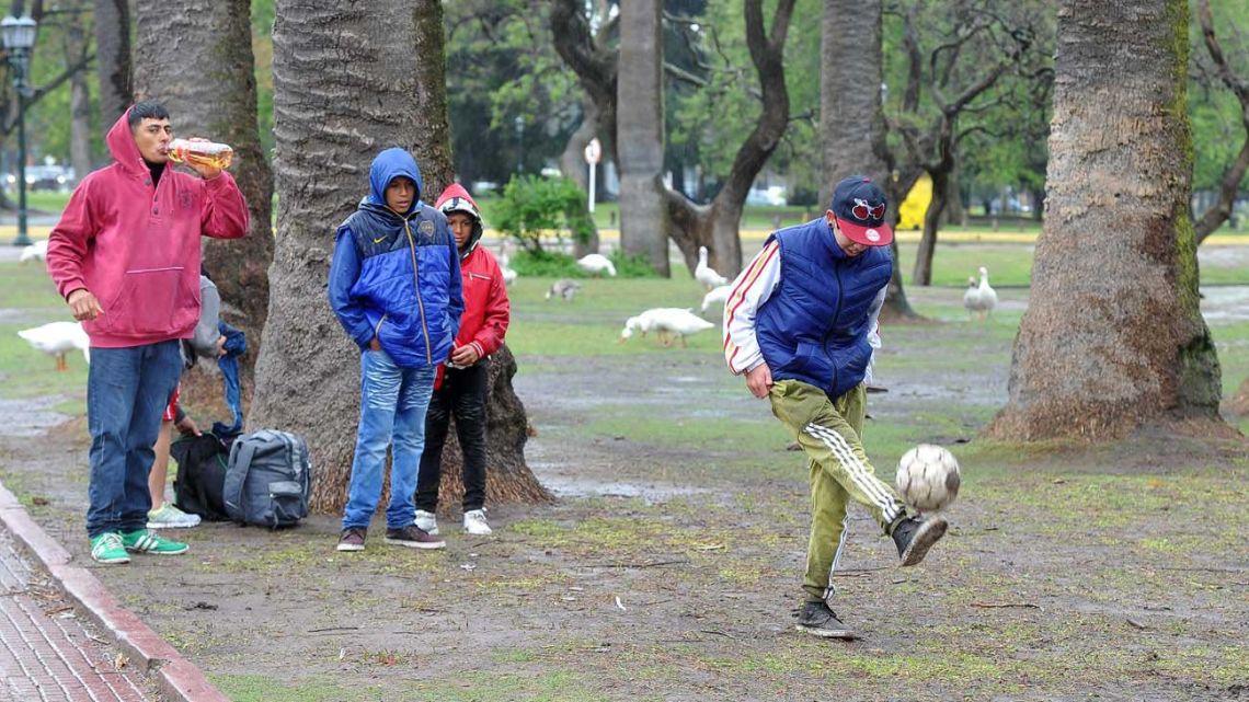 Jóvenes sin estudio ni trabajo: el 48,9% vive bajo vulnerabilidad en Argentina