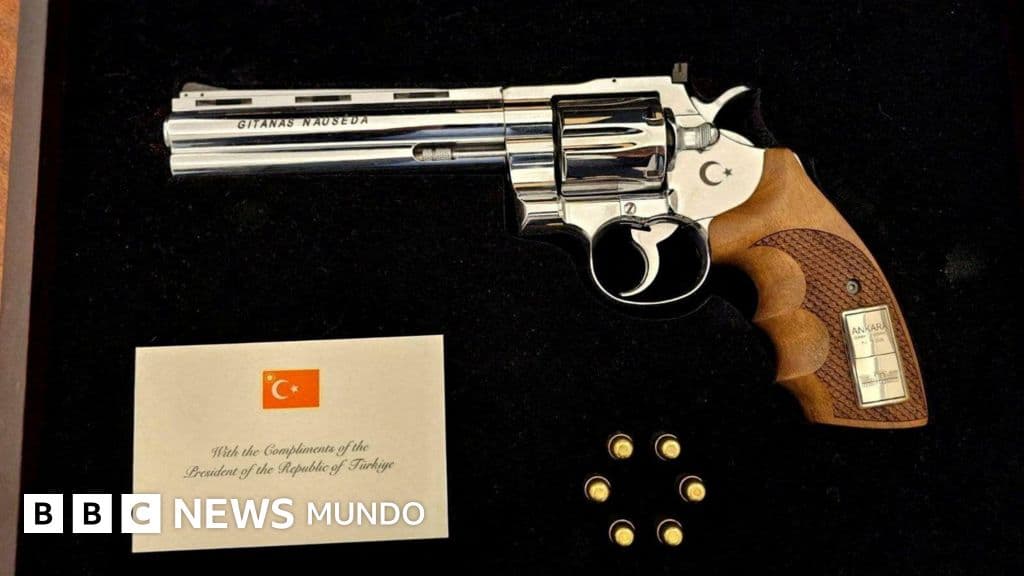 El incómodo regalo de Erdogan: un revólver con balas para los líderes de la OTAN