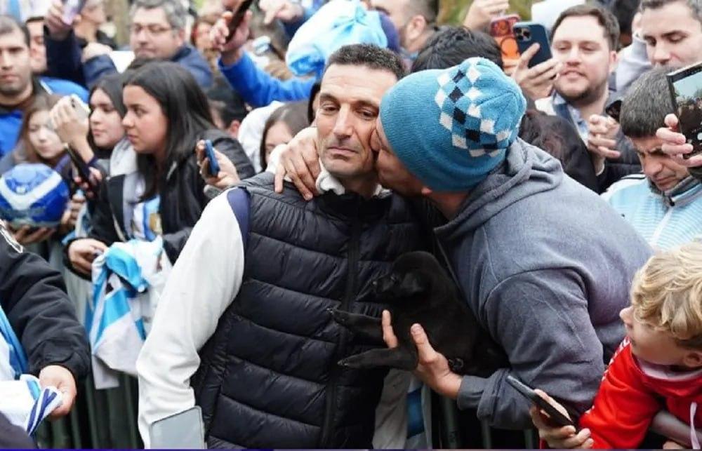 Lionel Scaloni en Pujato: el cariño masivo de los hinchas que no le da tregua ni en sus vacaciones