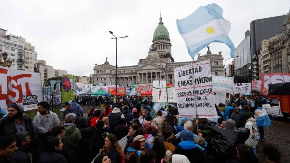 Congreso bajo tensión: masiva marcha contra la Ley de Tierras derivó en graves enfrentamientos