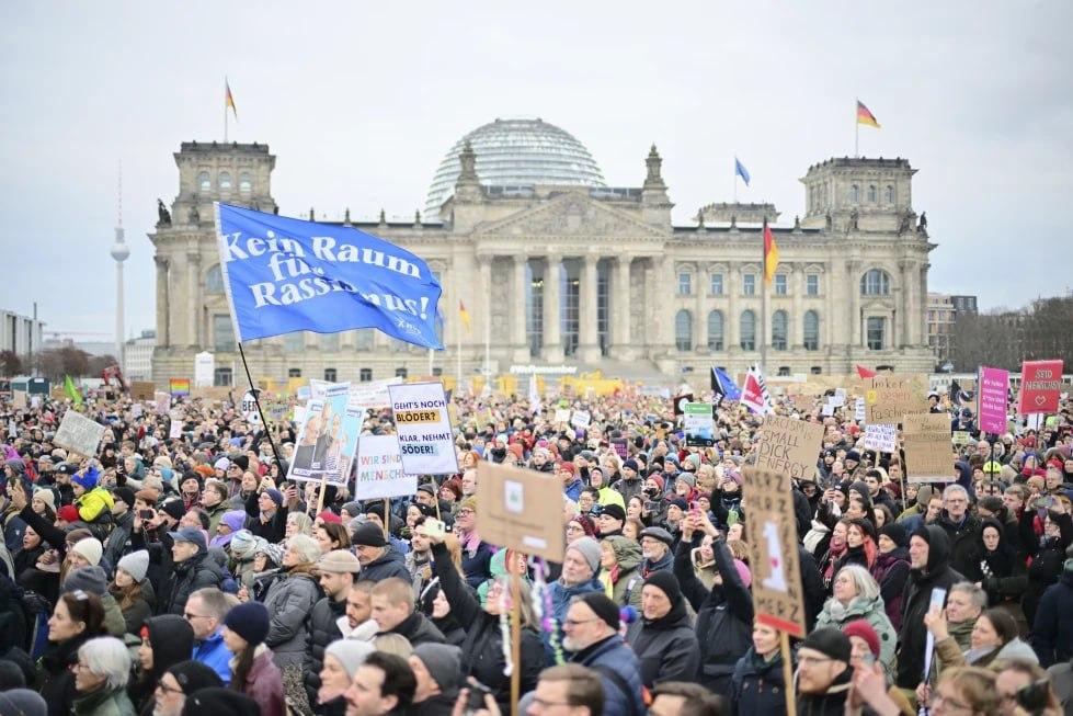 Alemania: masiva protesta en Sajonia exige la renuncia del canciller Friedrich Merz