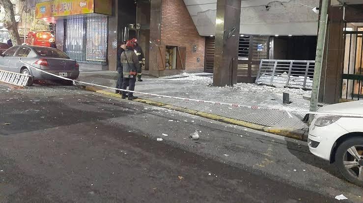 Recoleta: explotó un auto en el garaje de un edificio, evacuaron a 12 personas y tres terminaron hospitalizadas