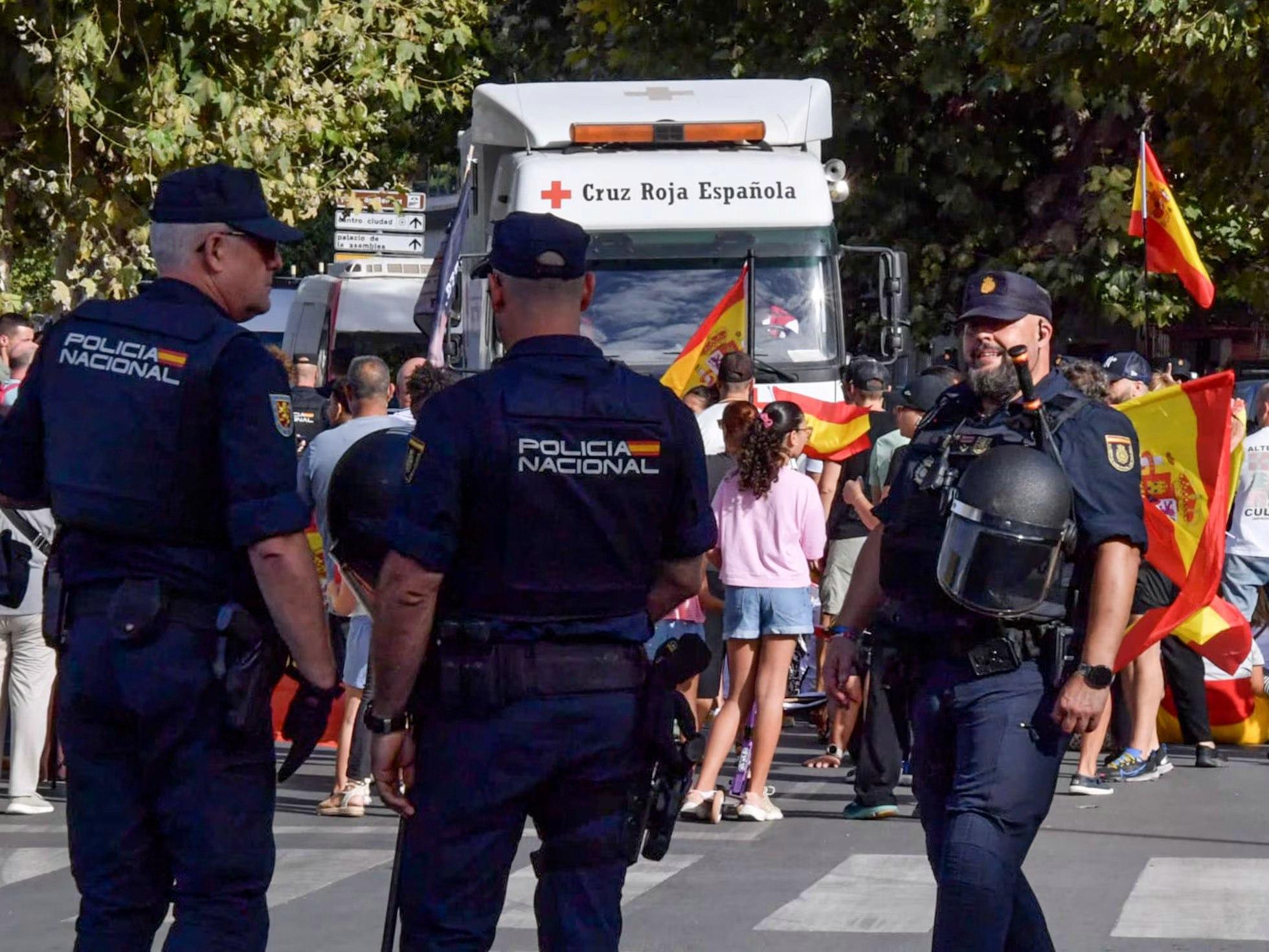 Ceuta al límite: prendieron fuego campamentos de migrantes y bloquearon la ayuda de la Cruz Roja