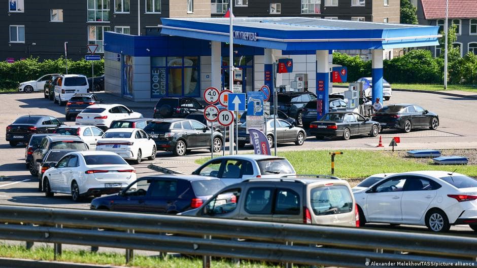 Crisis de combustible en Rusia: crecen las filas para cargar nafta tras los ataques de Ucrania