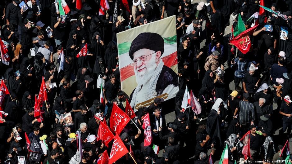 Inhumaron al exlíder supremo de Irán Alí Jamenei en la ciudad de Mashhad