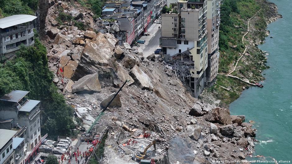 Tragedia en China: un masivo deslizamiento de tierra sepultó más de diez edificios y buscan a personas atrapadas