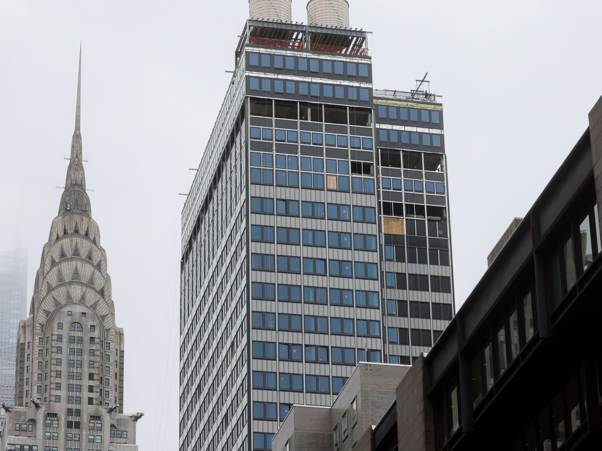 Nueva York: logran estabilizar un rascacielos en Manhattan tras peligro de derrumbe