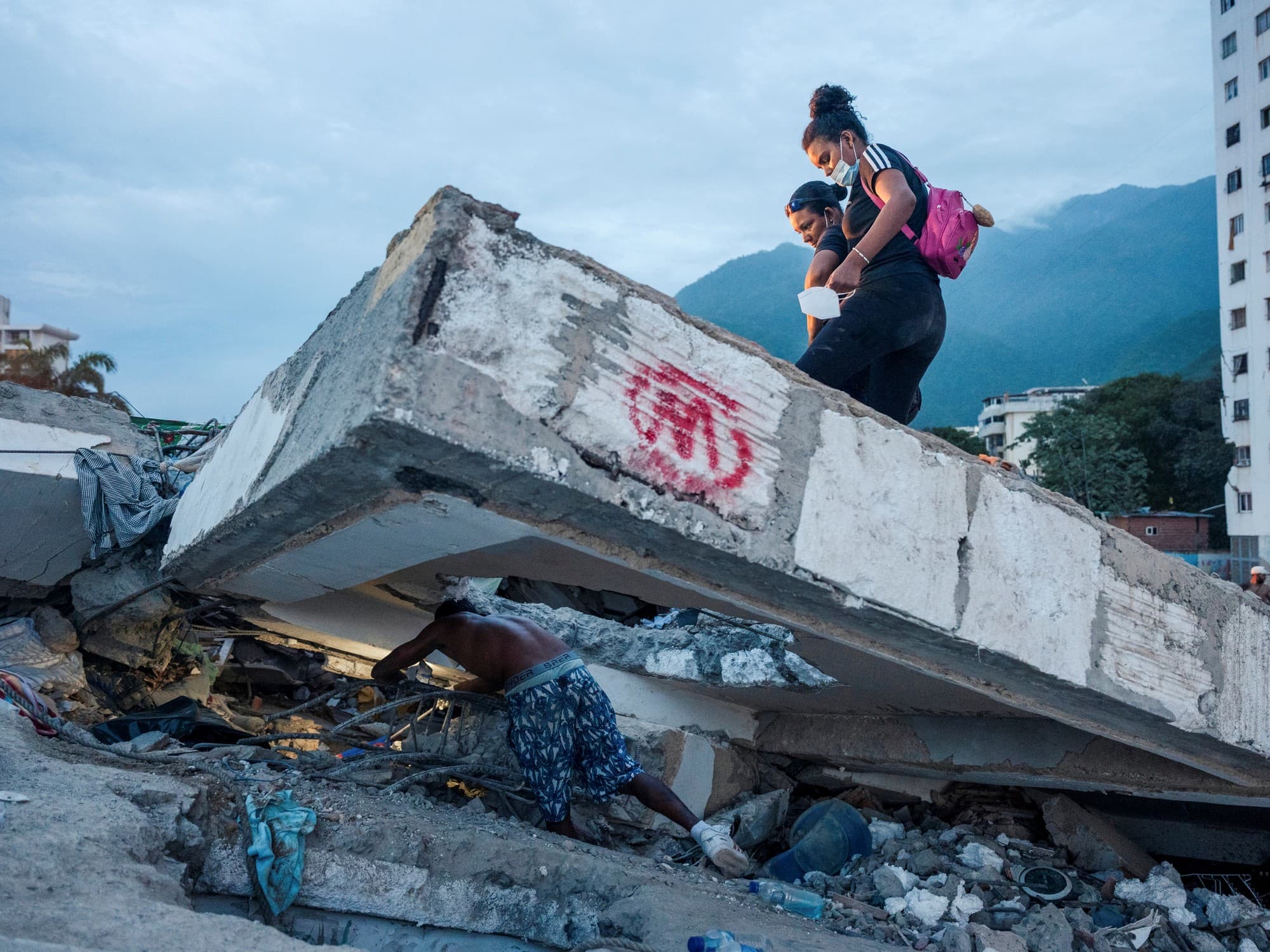 Crece la indignación popular en Venezuela por la gestión oficial tras los sismos