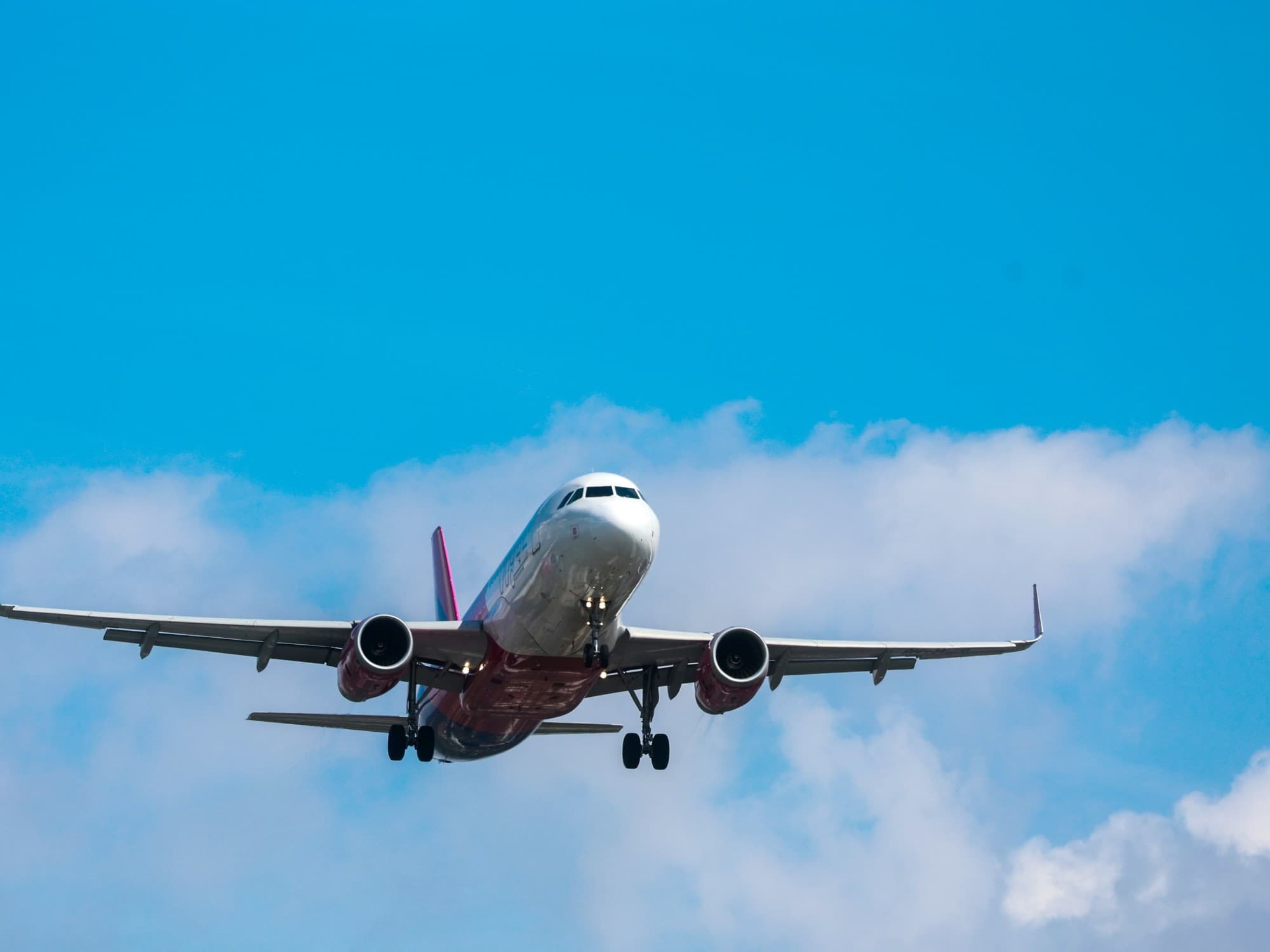 Caos en los aeropuertos de Europa: el nuevo sistema de control migratorio genera demoras de varias horas para los turistas