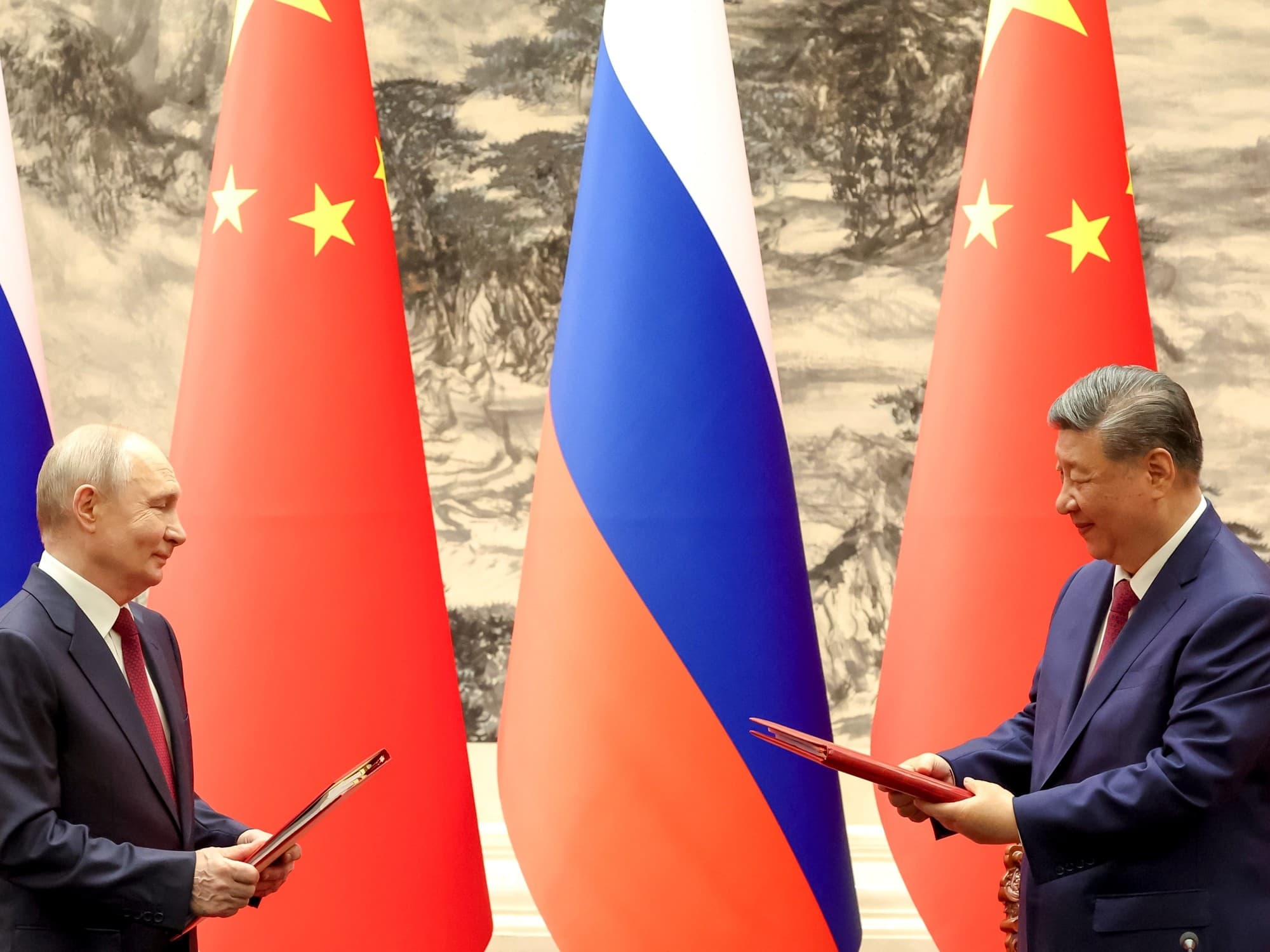 Alerta en Europa: revelan que Rusia y China mantienen un foro militar secreto desde hace seis años