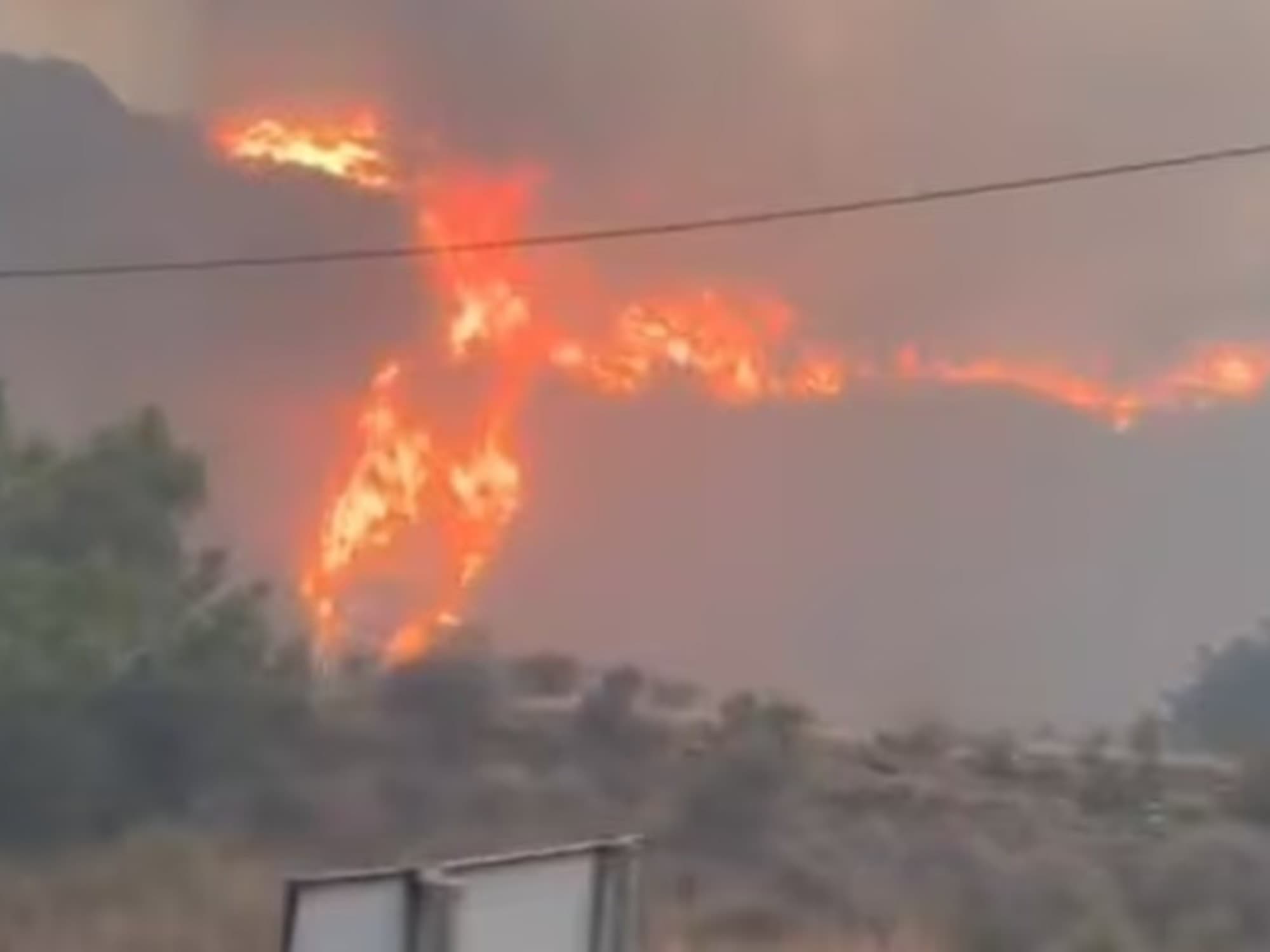 Tragedia en España: un feroz incendio forestal en Almería deja al menos seis muertos y decenas de heridos