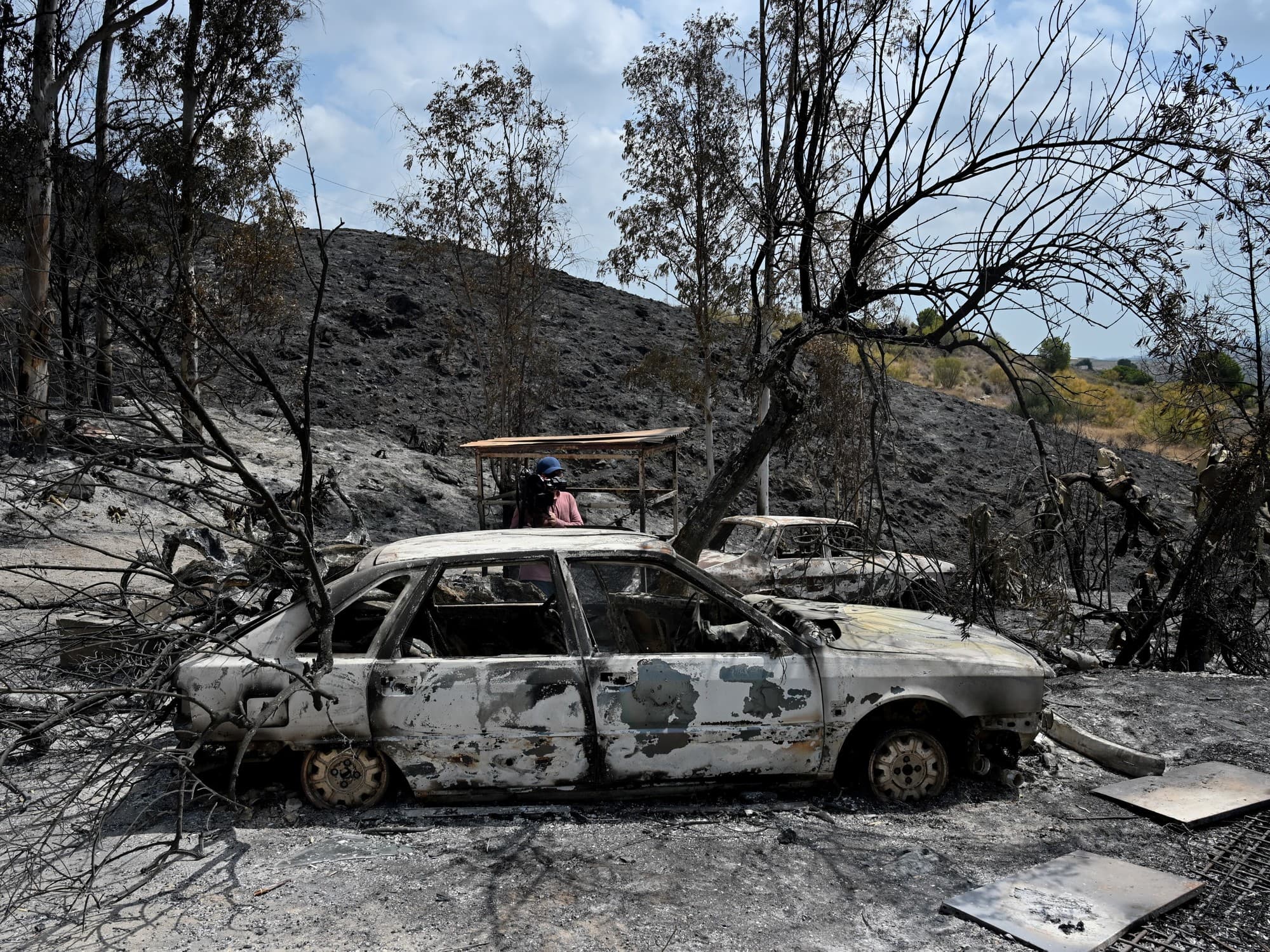 Tragedia en Almería: tras controlar el incendio, avanza la compleja identificación de las víctimas