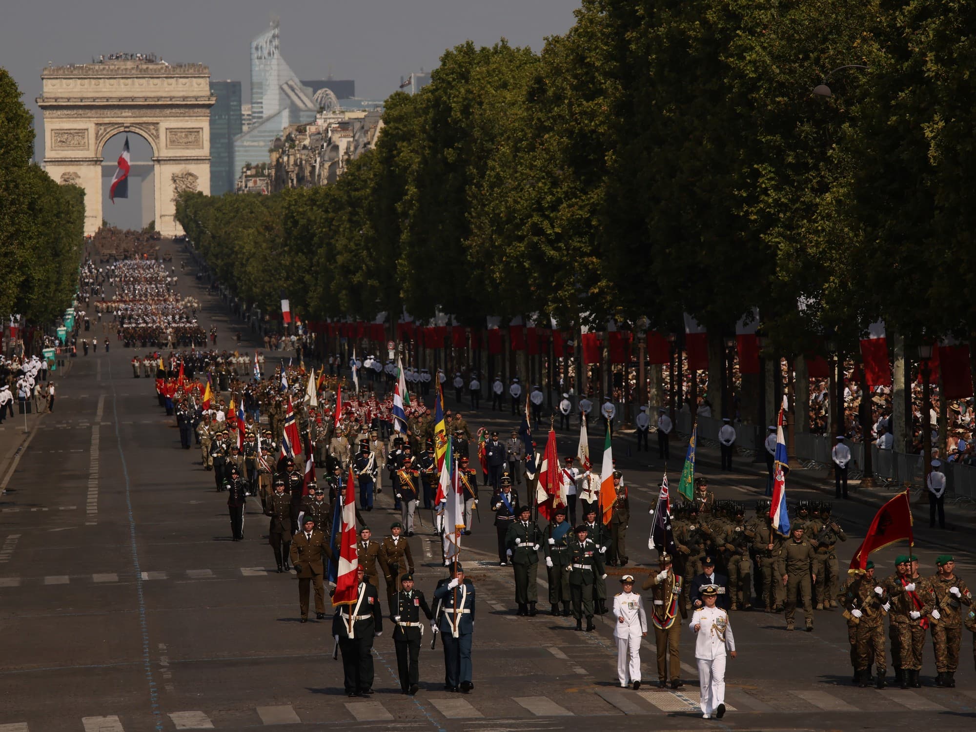 Macron se despide del 14 de julio con un imponente desfile militar centrado en la unidad europea