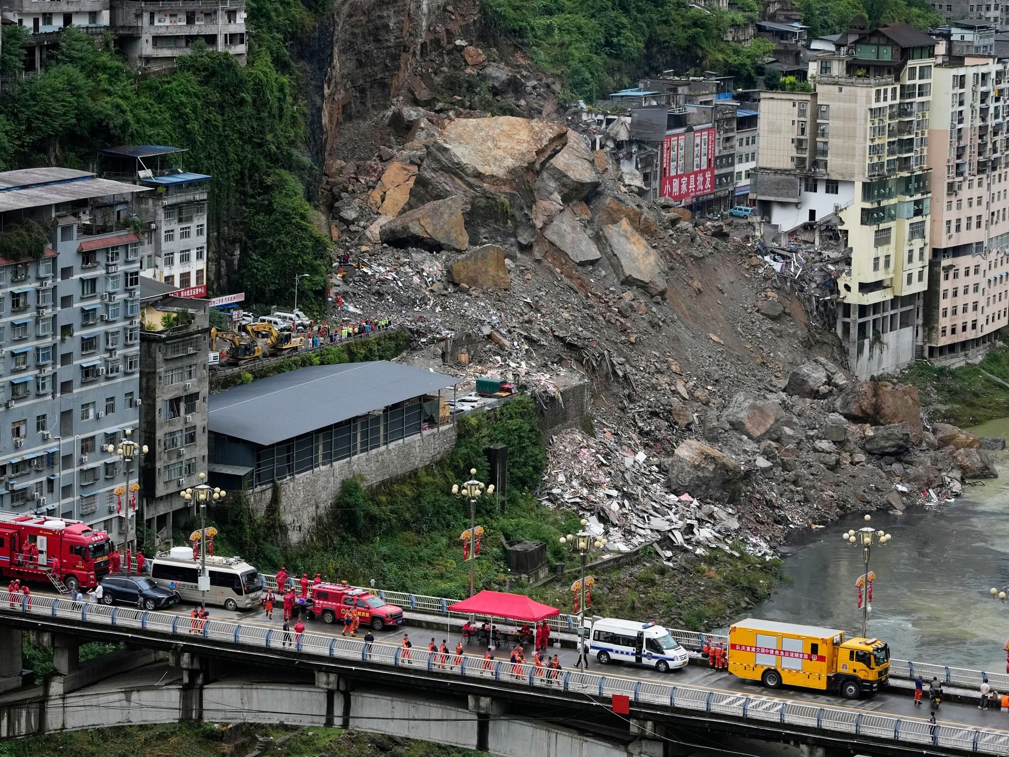 Tragedia en China: un violento alud sepultó más de diez edificios y buscan a decenas de desaparecidos