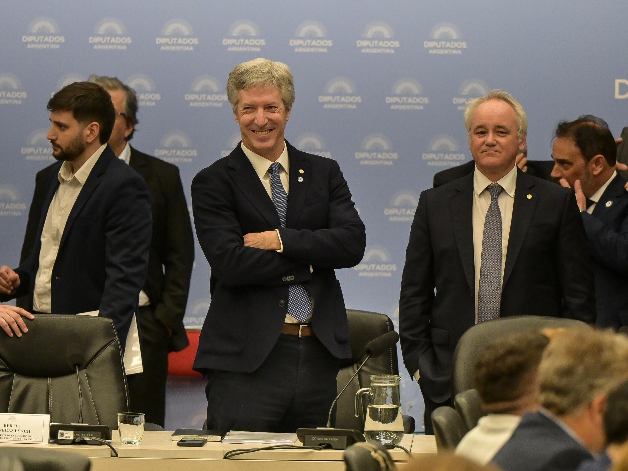 Préstamos en dólares: el Gobierno flexibilizaría normas para activar divisas en bancos