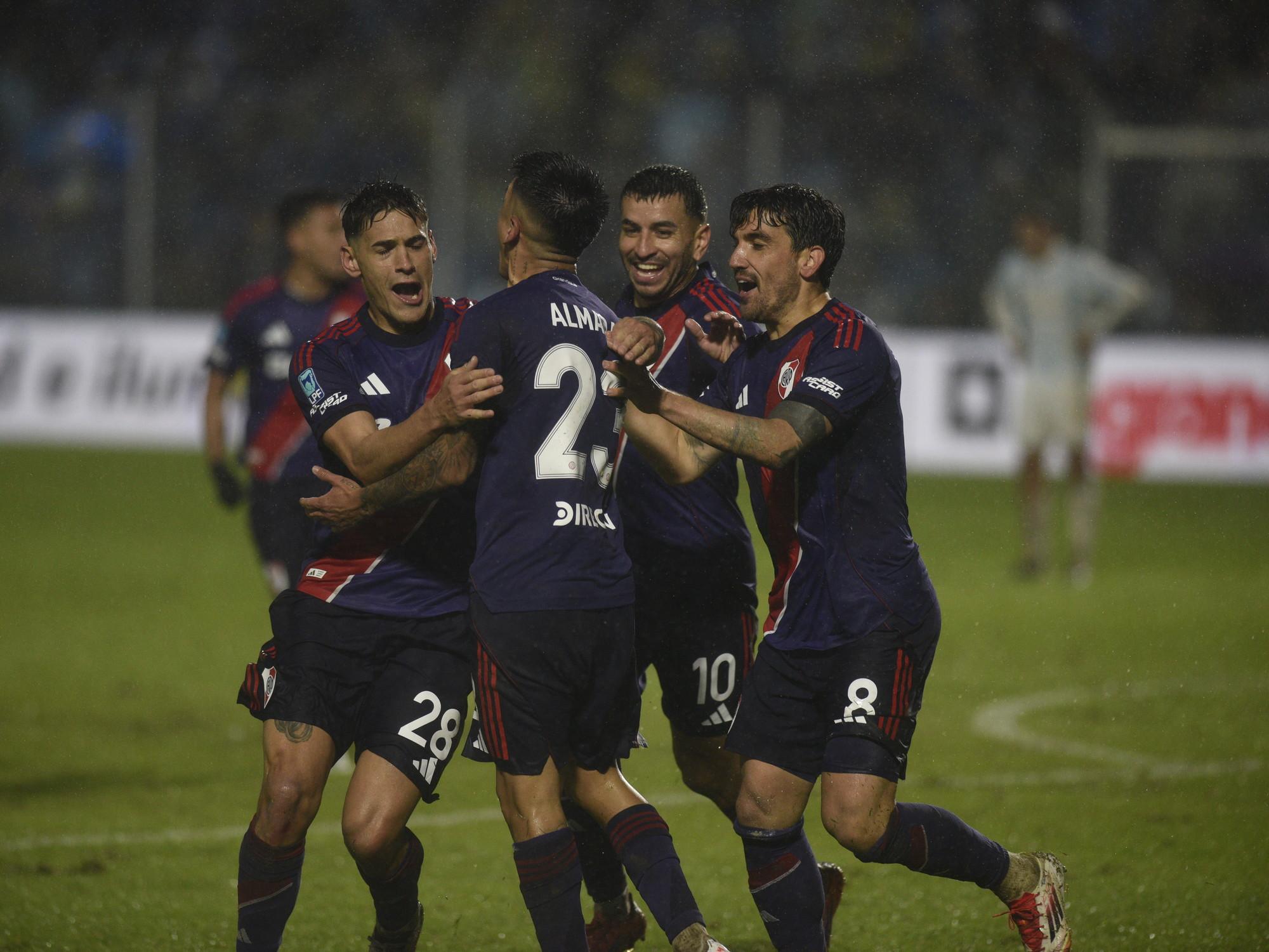 River sumó su tercer triunfo al hilo y mete presión en el Clausura