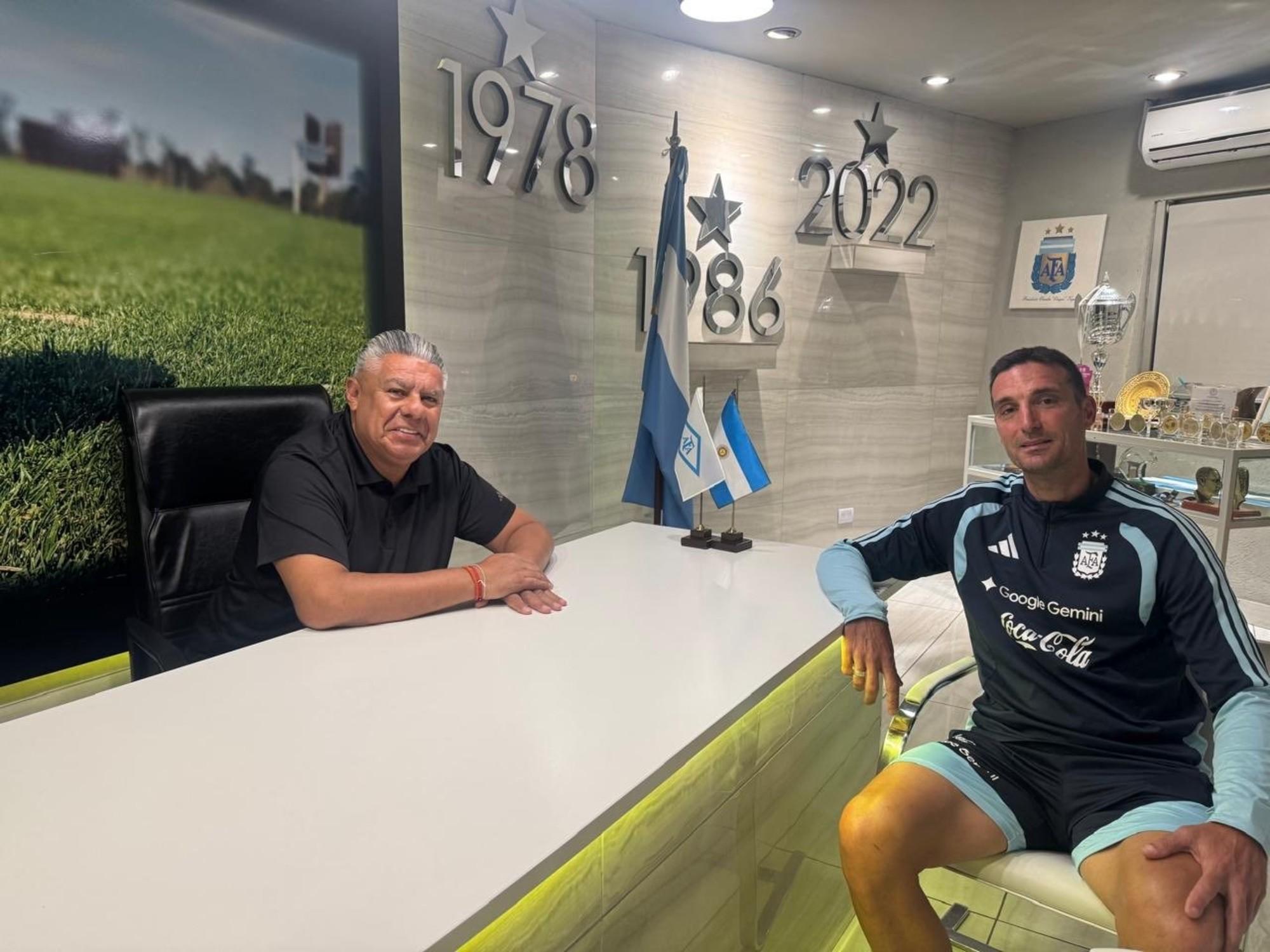 Lionel Scaloni y Chiqui Tapia: la AFA activó la renovación del DT