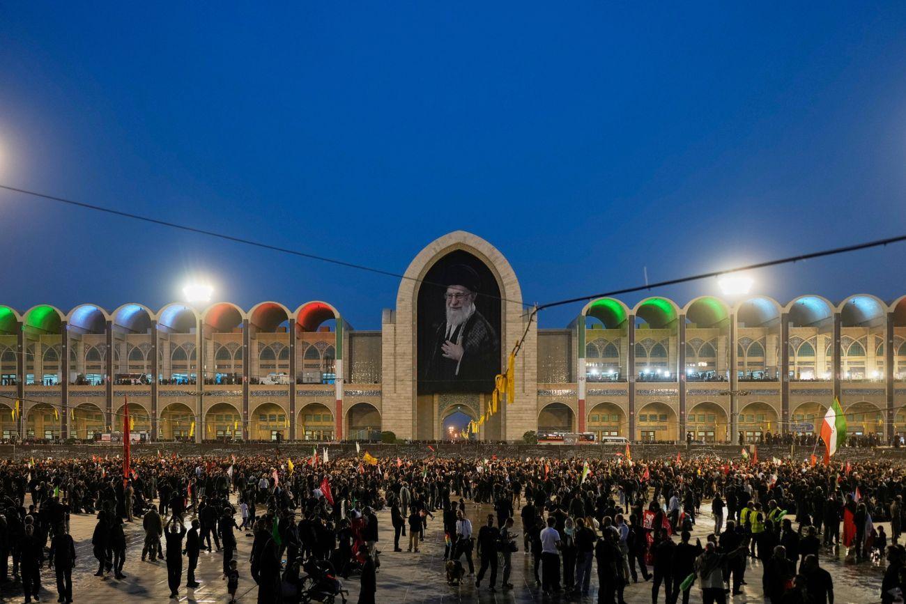 Multitudinaria despedida al ayatola Jamenei en la ciudad santa de Qom