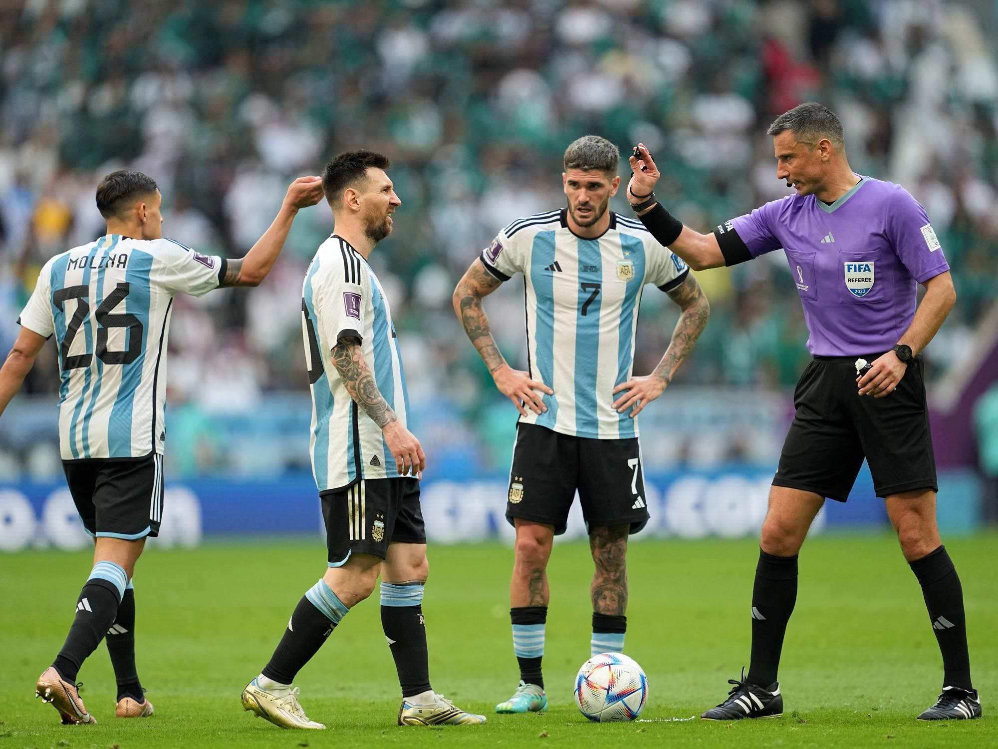 Un viejo conocido: la FIFA designó al árbitro de la última caída de la Selección para la final ante España