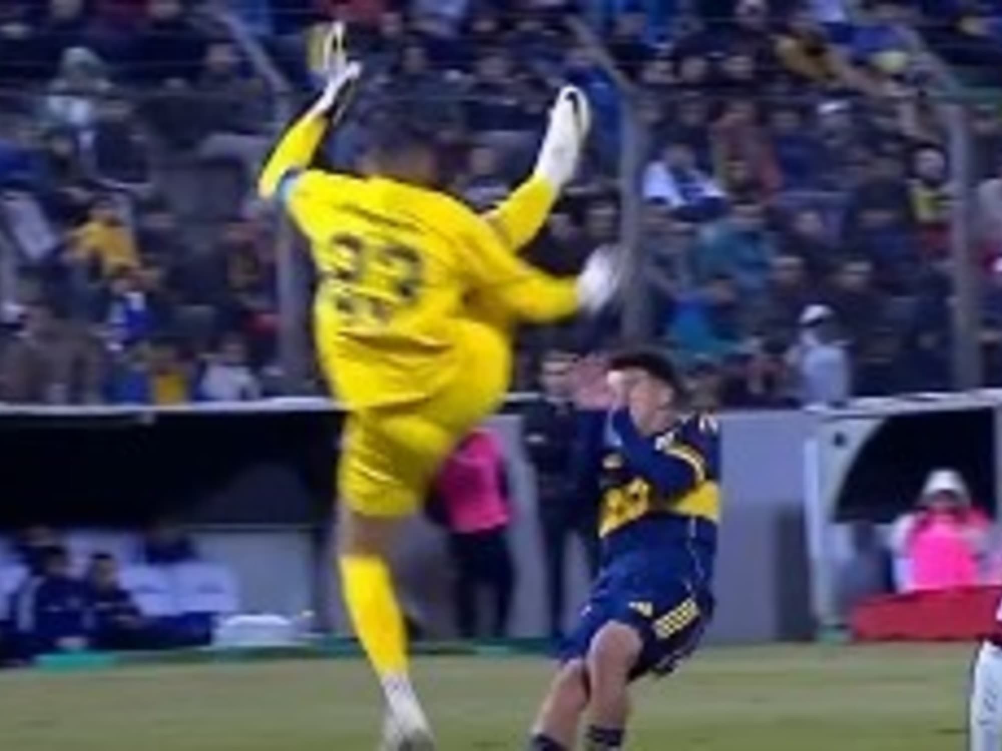 Violenta jugada: el durísimo planchazo del arquero de Paranaense al juvenil Flores de Boca