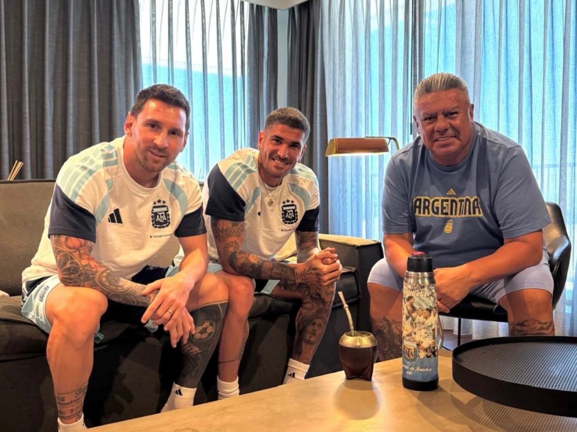 La cábala de Chiqui Tapia: la tradicional foto con Messi y De Paul antes de Suiza