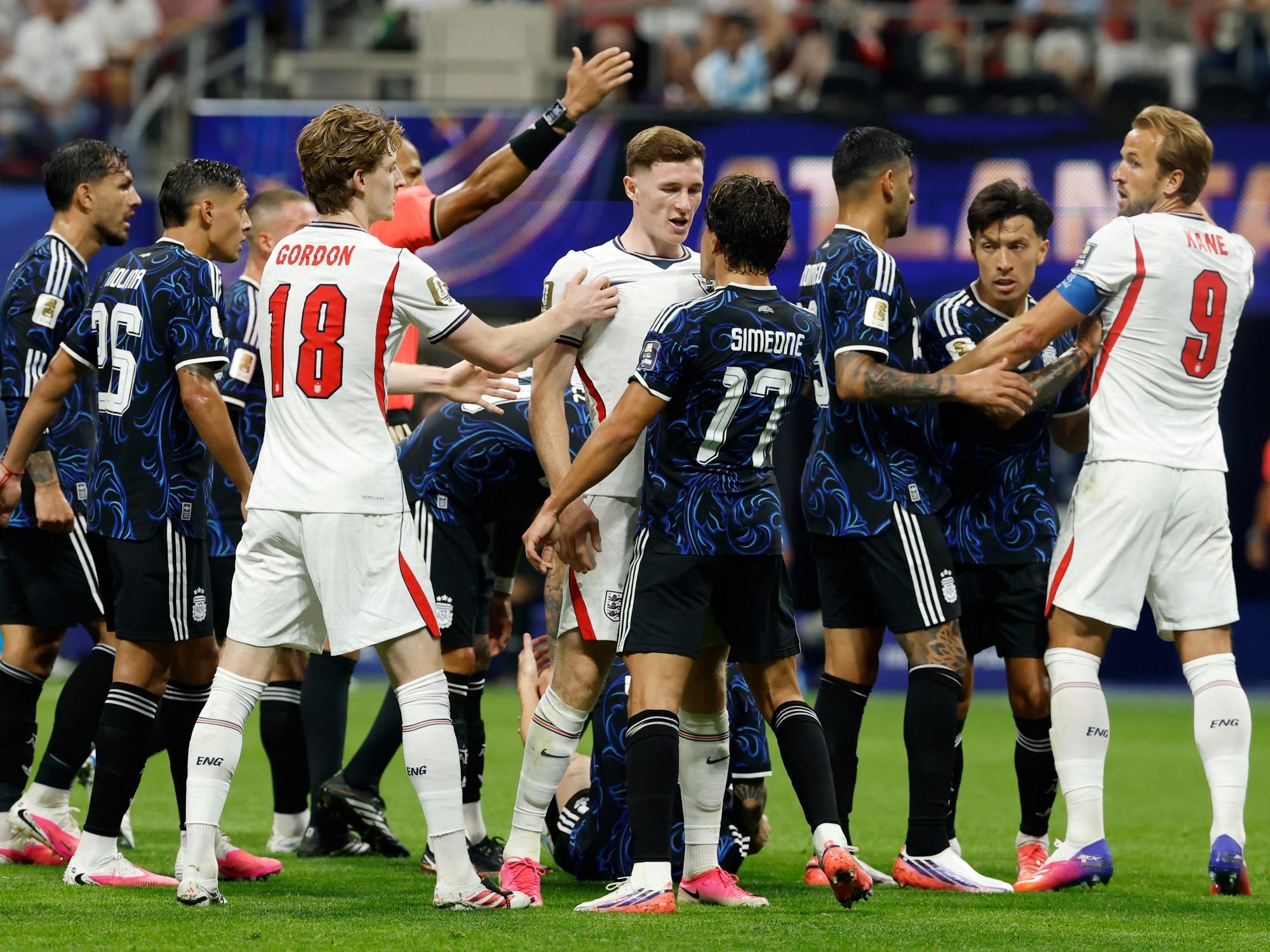Clásico caliente: la histórica rivalidad entre Argentina e Inglaterra sumó un nuevo capítulo de alta tensión