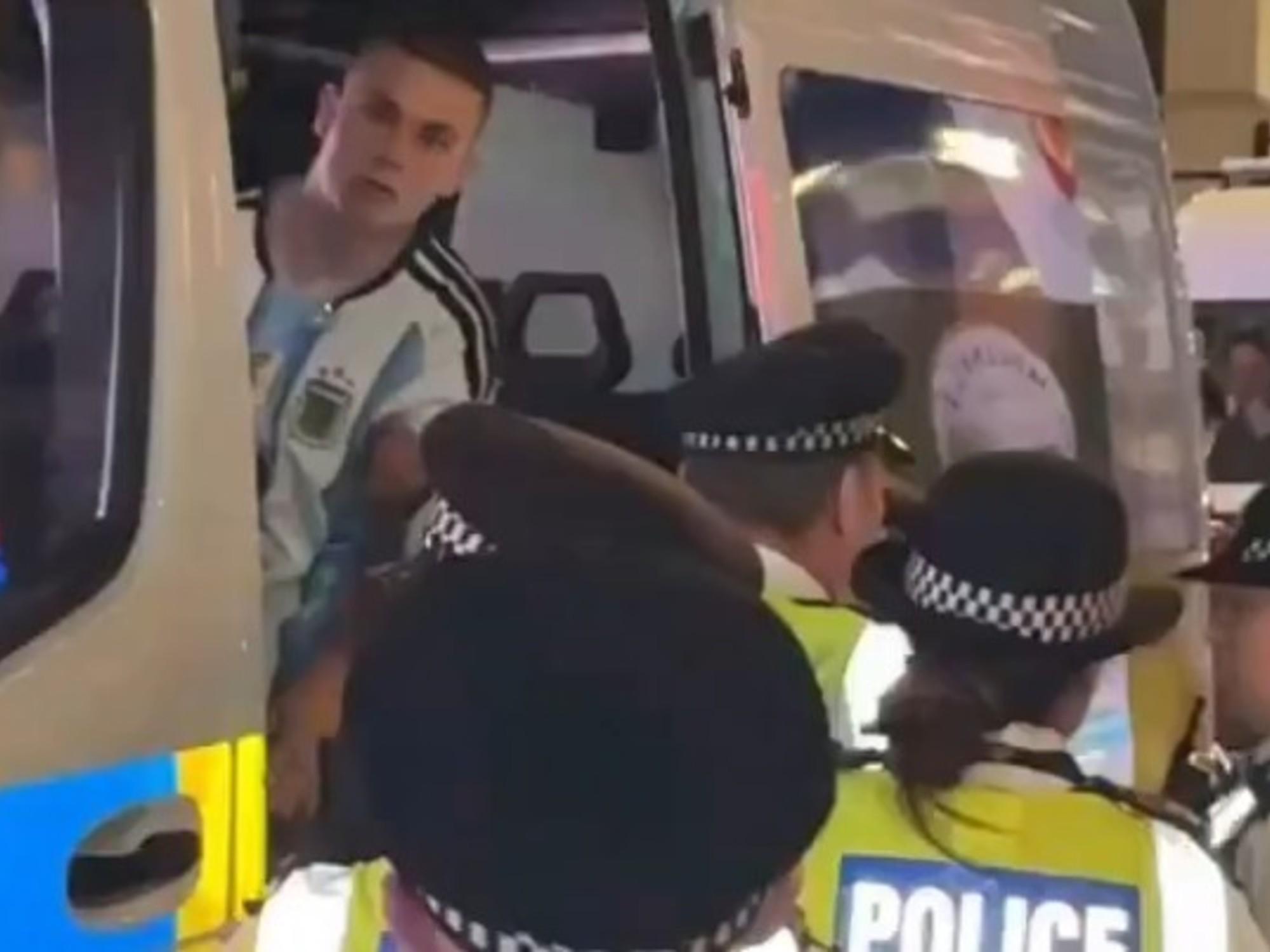 Tensión en Londres: la policía rescató a un hincha argentino que era rodeado por fanáticos ingleses