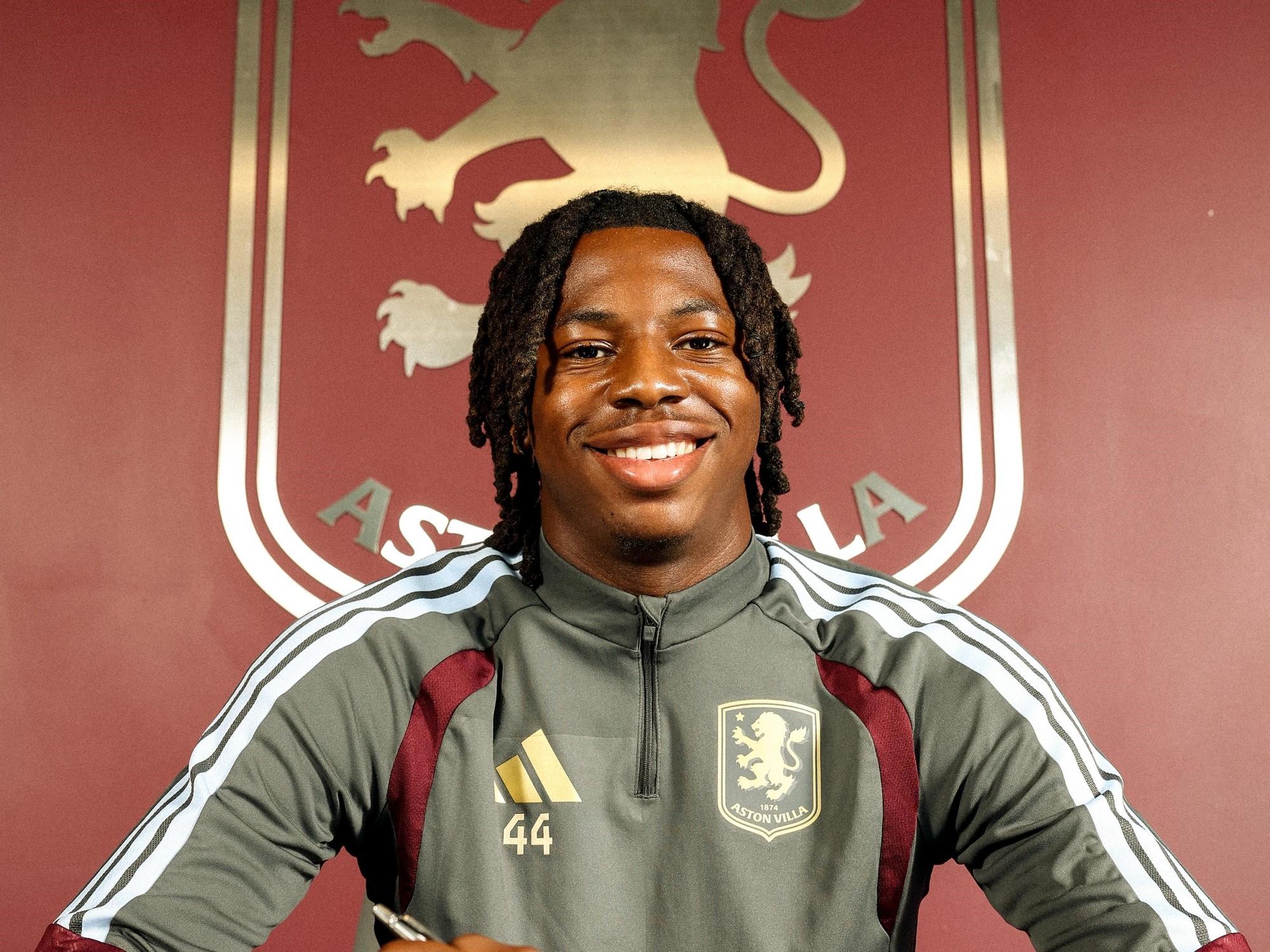 El guiño mundialista del Aston Villa: usaron una histórica frase del Dibu Martínez para presentar a su nuevo refuerzo