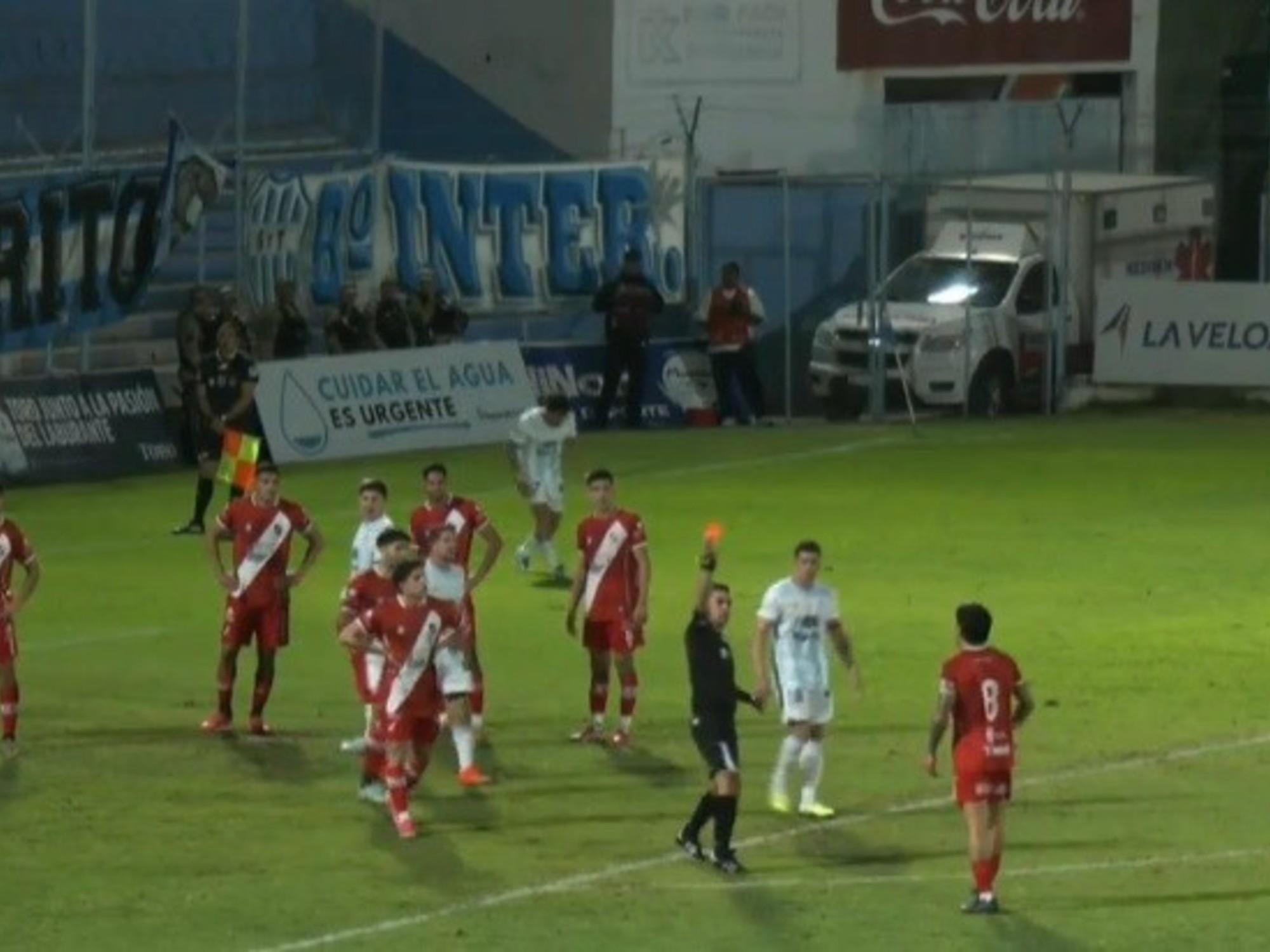 Enzo Pérez en Maipú: expulsión, gesto provocador y derrota ante Güemes