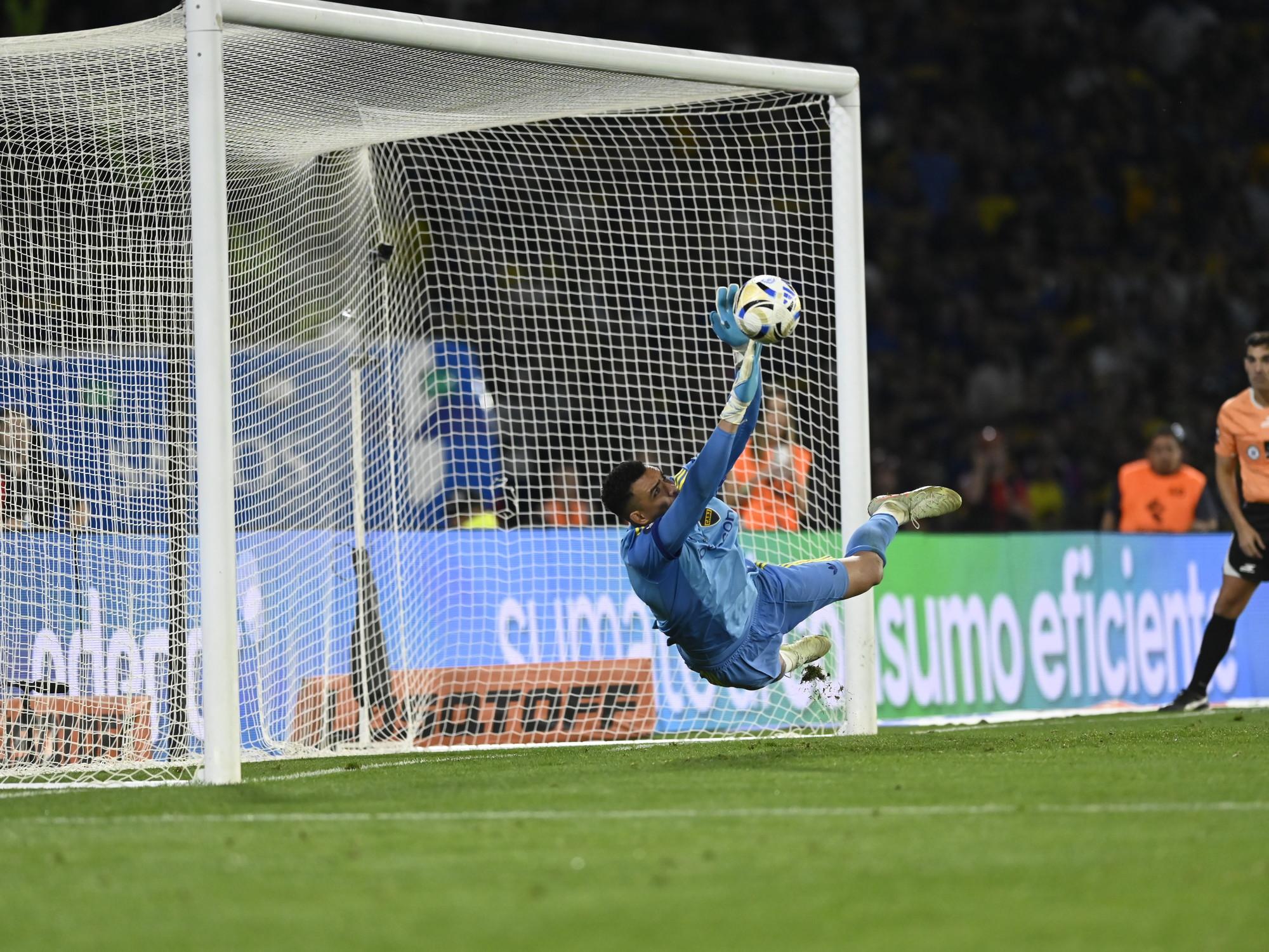 Boca venció a Vélez por penales y se metió en cuartos de final