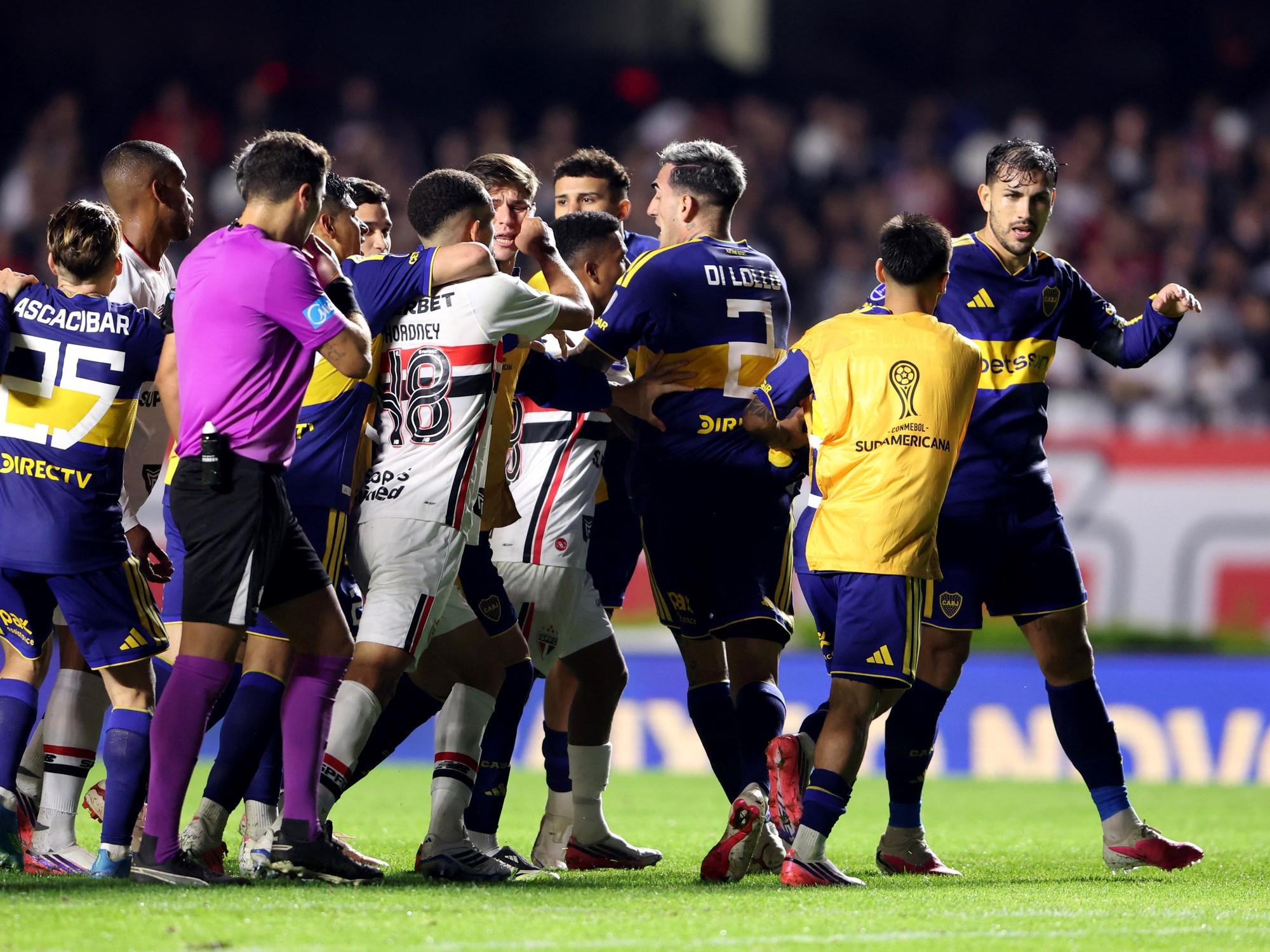 Boca eliminó a San Pablo: fueron a buscar a Paredes en el festejo