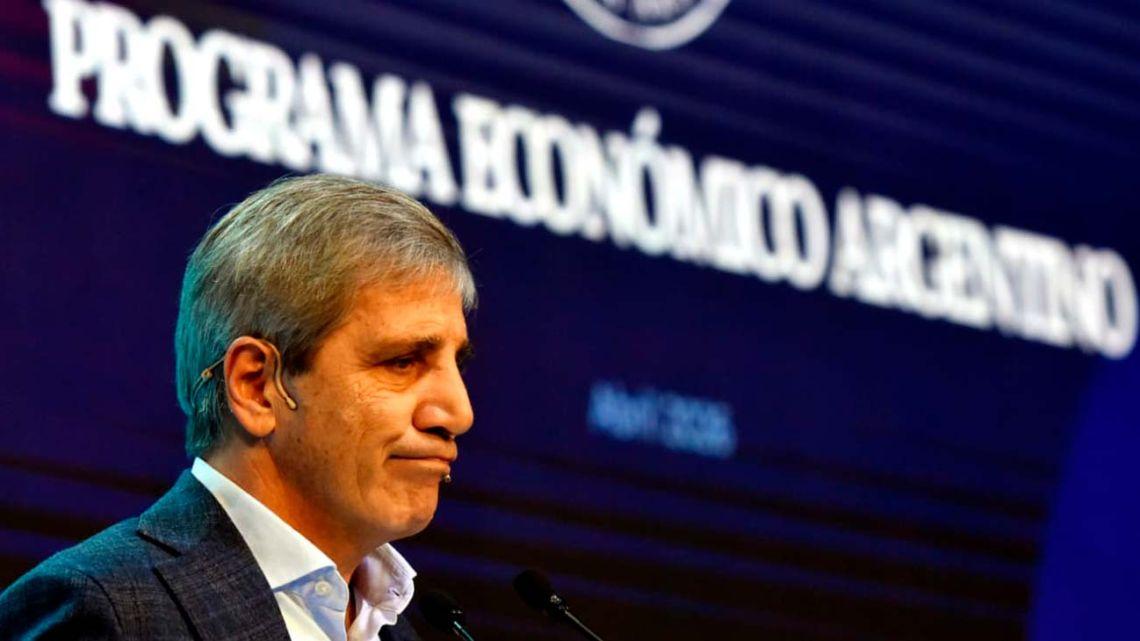Luis Caputo y la inocencia fiscal: cómo es el plan para captar dólares