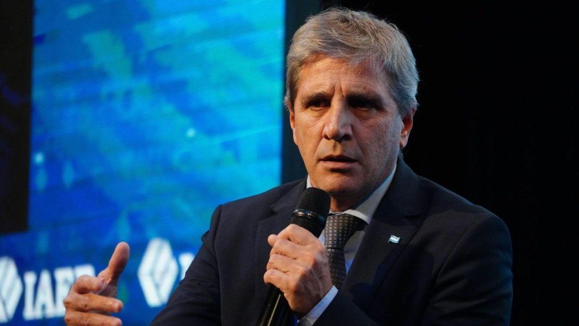 Inocencia Fiscal: Caputo quita topes para mover dólares guardados