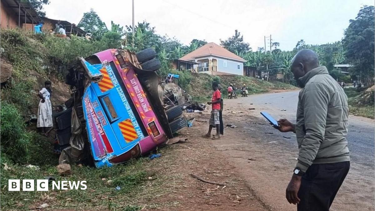Uganda suspende los viajes escolares tras un trágico accidente de micro que dejó 20 estudiantes muertos