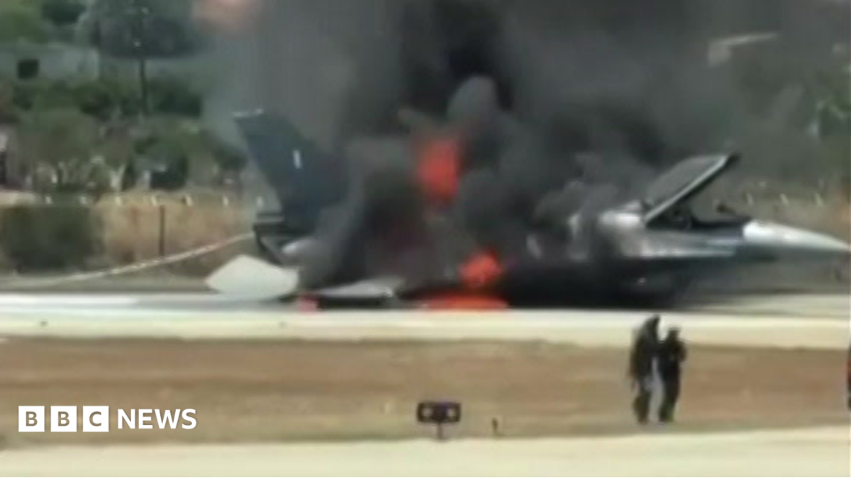 Emergencia en Grecia: un caza F-16 realizó un aterrizaje forzoso y se incendió en el aeropuerto de Zante