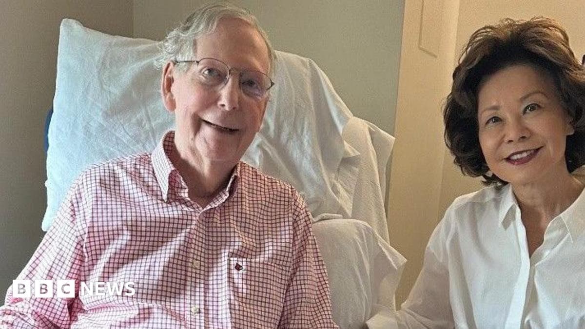 Mitch McConnell rompió el silencio tras su ausencia: confirmó que sufrió una caída y neumonía
