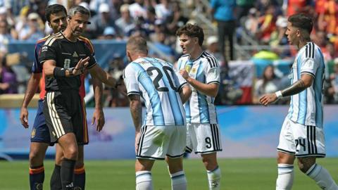 Argentina: empata 0-0 con España al entretiempo de la gran final