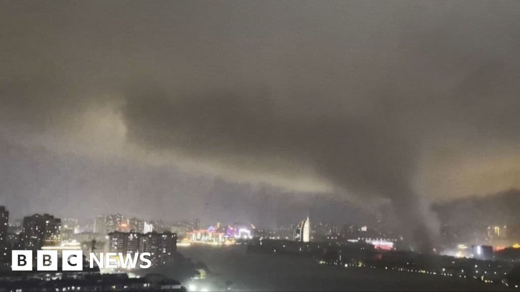 Un inusual tornado azotó dos ciudades del centro de China y causó destrozos
