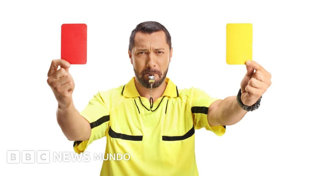 El día que la roja a Balogun revivió una vieja pregunta: ¿cómo nacieron las tarjetas en el fútbol?
