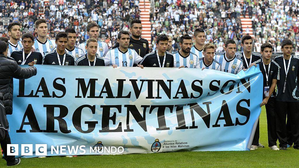 Banderas y cantos políticos en el fútbol: los antecedentes de sanciones que complican a los jugadores