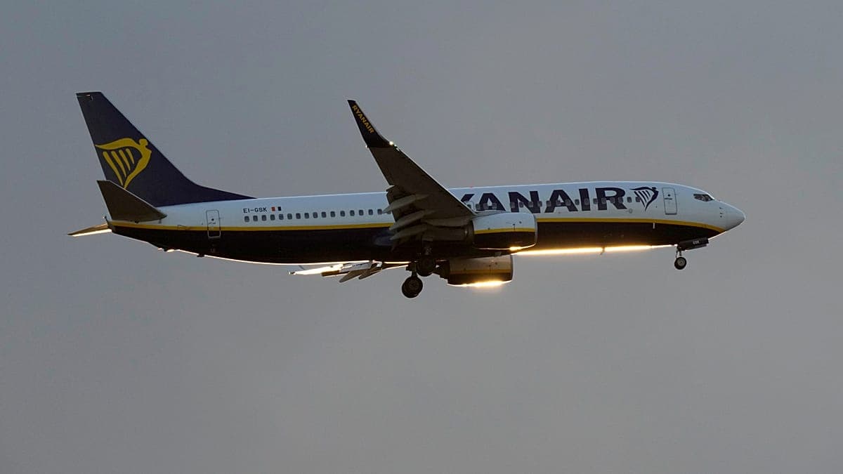 Susto en el aire: un avión de Ryanair debió aterrizar de emergencia por la rotura de una ventanilla