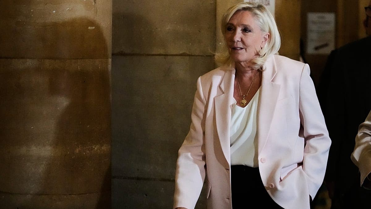 Marine Le Pen ratificó su candidatura presidencial en Francia a pesar de la condena judicial