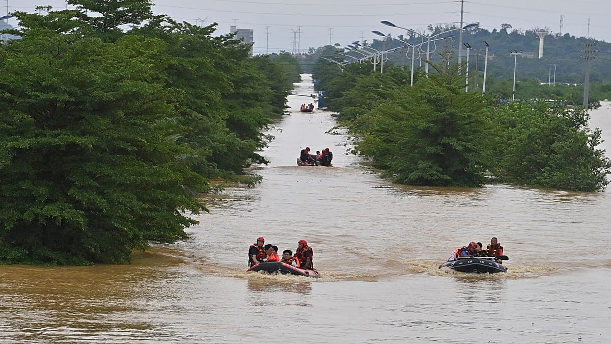 Tragedia en China: vecinos limpian el barro y los destrozos tras las fatales inundaciones en el sur