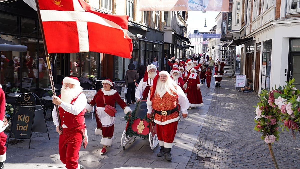 Navidad en pleno julio: decenas de Papás Noel copan las calles de Dinamarca
