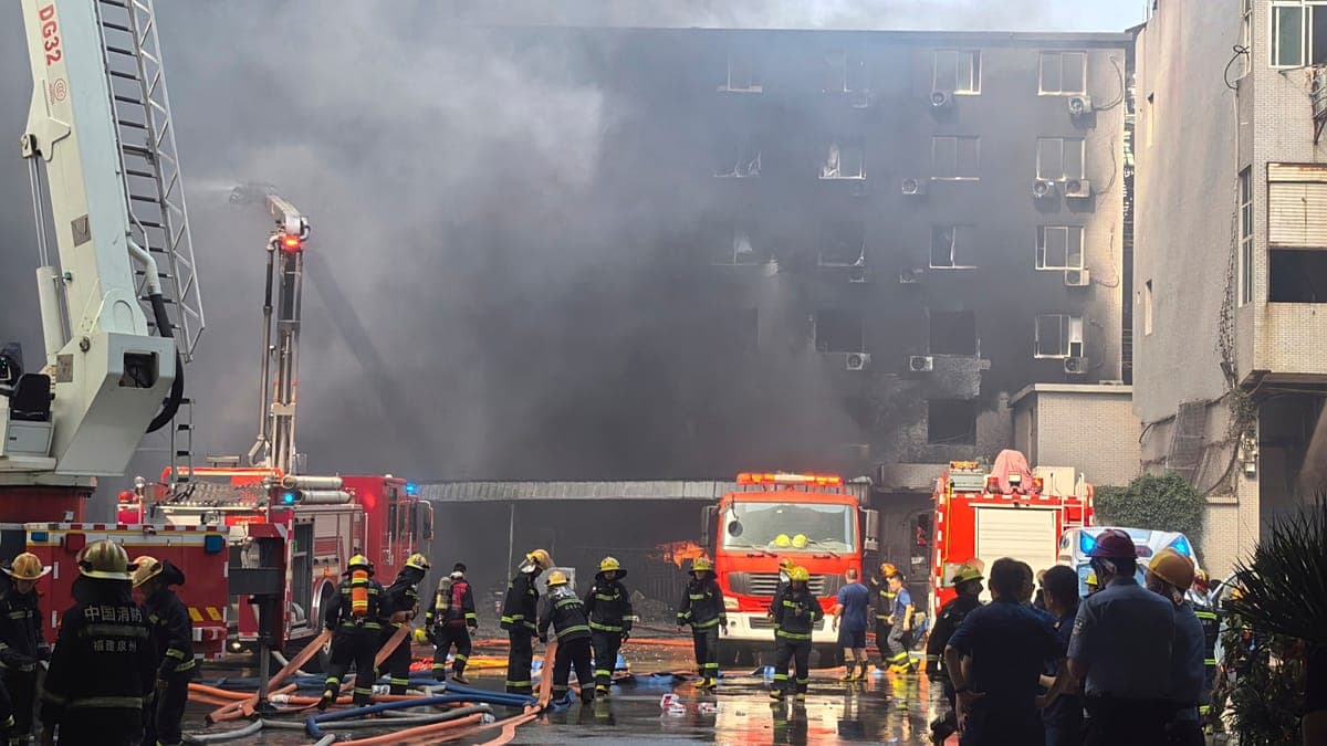 Tragedia en China: al menos 28 muertos por un voraz incendio en una fábrica de calzado