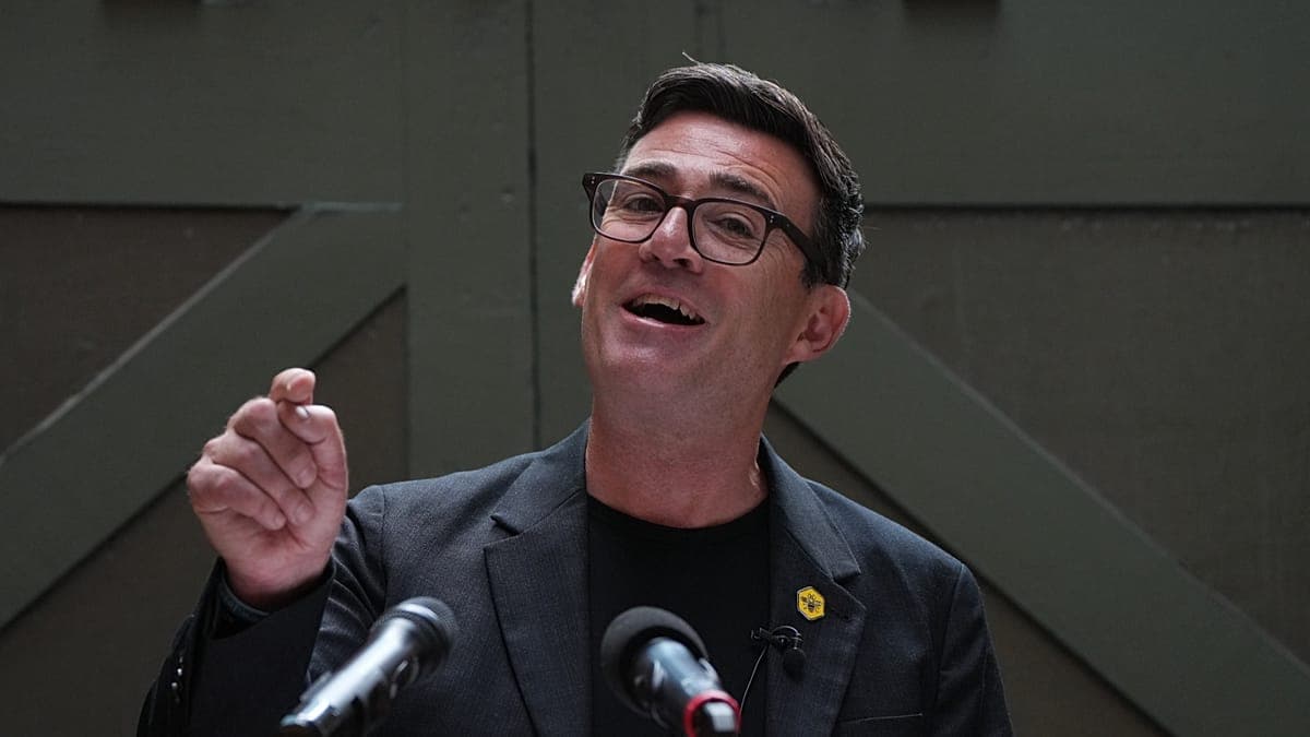 Burnham acaricia el liderazgo británico: a un solo aval de bloquear a sus rivales